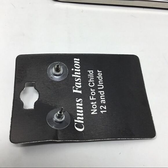 6mm Imitation Pearl Studs (H15) - Picture 4 of 4